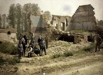 Francia katonák és a front színészei pózolnak a romok között, Vauxrezis, Aisne, Franciaország, 1917 (autokróm)